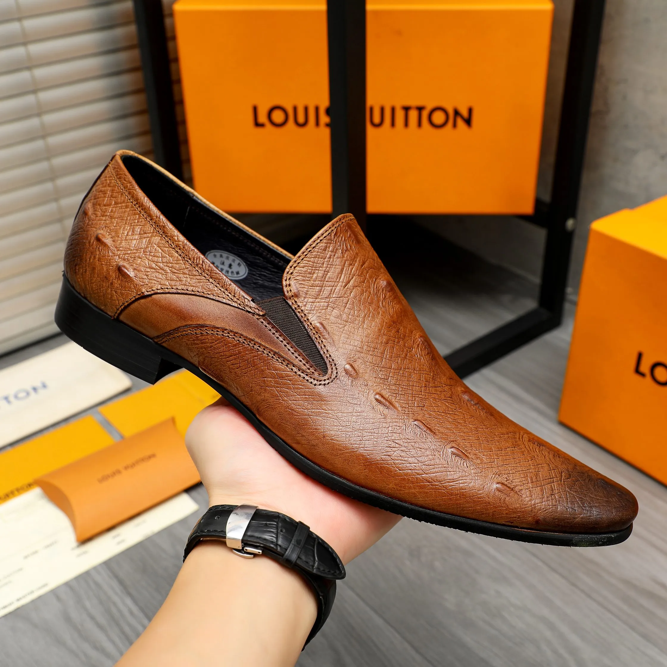 Men's shoes 💰500 Product trademark: LV "Louis Vuitton" business casual slip-on leather shoes Regular size: 37-46 Product material: Selected high-quality embossed cowhide upper, pigskin lining, rubber outsole
